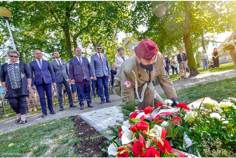 ODSŁONIĘCIE TABLICY UPAMIĘTNIAJĄCEJ KAROLINĘ JUSZCZYKOWSKĄ