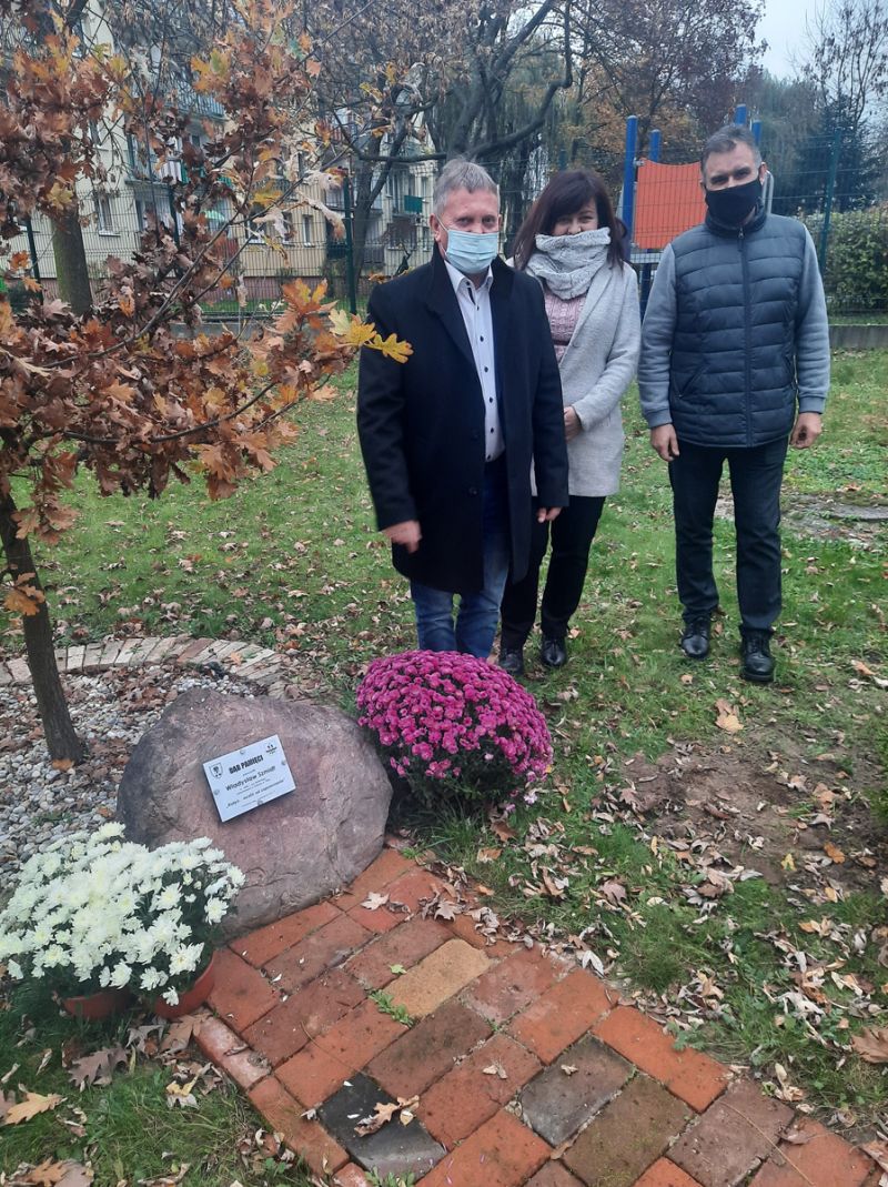 Powiatowe Centrum Animacji Społecznej złożyło kwiaty w miejscach pamięci w powiecie tomaszowskim