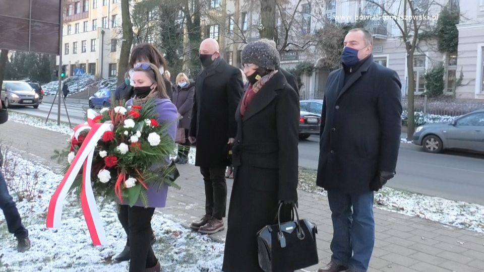 Na zdjęciu: delegacje przed złożeniem kwiatów pod obeliskiem „W hołdzie uczestnikom powstań narodowych”, który znajduje się w parku u zbiegu ulic Mościckiego i Browarnej, w 190 rocznicę wybuchu powstania listopadowego