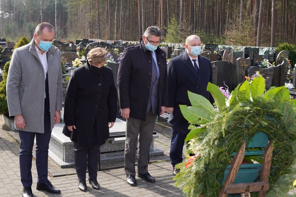 Na zdjęciu: delegacja władz samorządowych powiatu tomaszowskiego w składzie: od prawej: Mariusz Węgrzynowski – Starosta Powiatu Tomaszowskiego, Leszek Ogórek – Wicestarosta Powiatu Tomaszowskiego, Elżbieta Łojszczyk, Michał Czechowicz – członkowie Zarządu Powiatu Tomaszowskiego, podczas składania kwiatów na cmentarzu w Spale na grobie śp. gen. broni Tadeusza Buka – Dowódcy Wojsk Lądowych, który zginął w katastrofie samolotu rządowego na lotnisku pod Smoleńskiem