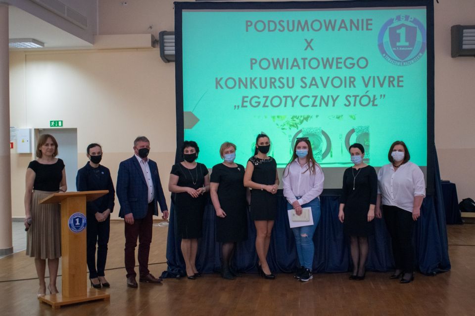 Na zdjęciu: organizatorzy i uczestnicy X edycji Powiatowego Konkursu „Savoir vivre – zasady dobrego wychowania” dla uczniów klas ósmych szkół powiatu tomaszowskiego, organizowanego przez Zespół Szkół Ponadpodstawowych nr 1 im. Tadeusza Kościuszki w Tomaszowie Mazowieckim