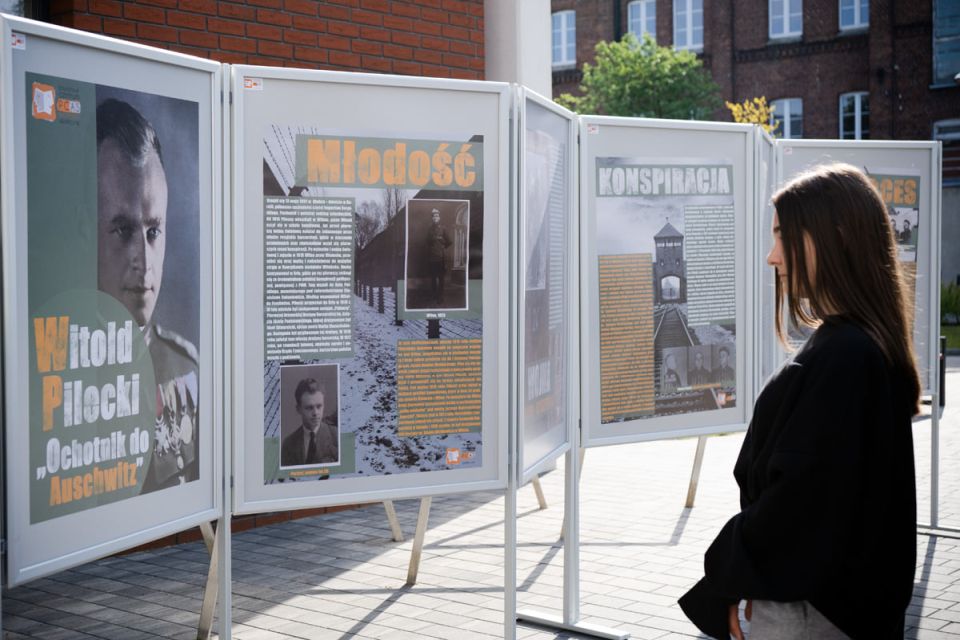 Na zdjęciu: młodzież II LO w Tomaszowie Mazowieckim podczas zwiedzania wystawy „Witold Pilecki – ochotnik do Auschwitz”, znajdującej się w Powiatowym Centrum Animacji Społecznej Na zdjęciu: młodzież II LO w Tomaszowie Mazowieckim podczas zwiedzania wystawy „Witold Pilecki – ochotnik do Auschwitz”, znajdującej się w Powiatowym Centrum Animacji Społecznej