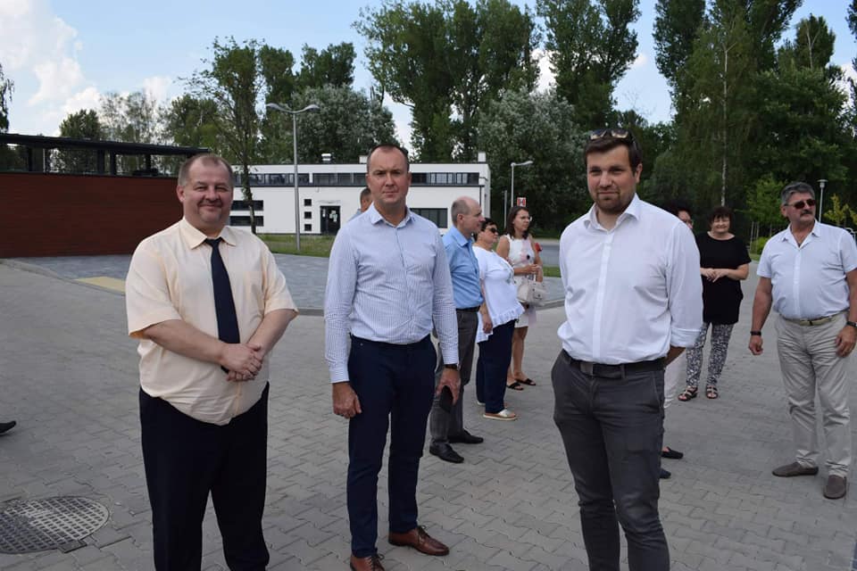 Na zdjęciu: delegacja władz powiatu wieluńskiego z Krzysztofem Dziubą – Wicestarostą Wieluńskim, na czele, a towarzyszyli mu dyrektorzy i kierownicy wieluńskich placówek, zajmujących się kształceniem zawodowym, wraz z władzami powiatu tomaszowskiego: Mariuszem Węgrzynowskim – Starostą Powiatu Tomaszowskiego, Leszkiem Ogórkiem – Wicestarostą  i Michałem Czechowiczem – członkiem Zarządu Powiatu Tomaszowskiego, podczas wizyty w Powiatowym Centrum Animacji Społecznej w Tomaszowie Mazowieckim