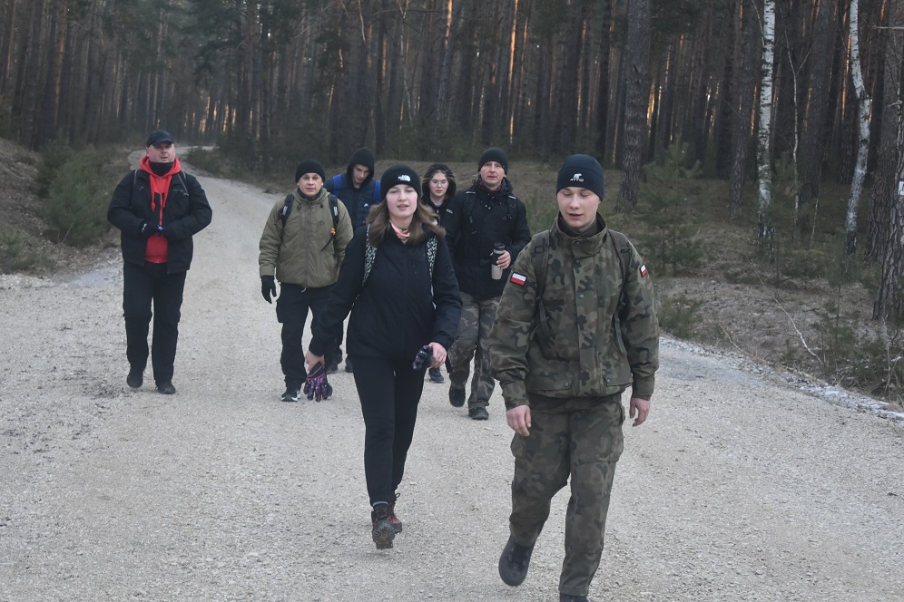 Zdjęcie z pieszego rajdu wokół Zalewu Sulejowskiego, zorganizowanego przez Szkolne Koło Turystyczno-Krajoznawcze w Zespole Szkół Ponadpodstawowych nr 8 przy ulicy Nadrzecznej, w 80. rocznicę utworzenia Armii Krajowej, który odbył się w poniedziałek, 14 lutego 2022 roku Zdjęcie z pieszego rajdu wokół Zalewu Sulejowskiego, zorganizowanego przez Szkolne Koło Turystyczno-Krajoznawcze w Zespole Szkół Ponadpodstawowych nr 8 przy ulicy Nadrzecznej, w 80. rocznicę utworzenia Armii Krajowej, który odbył się w poniedziałek, 14 lutego 2022 roku