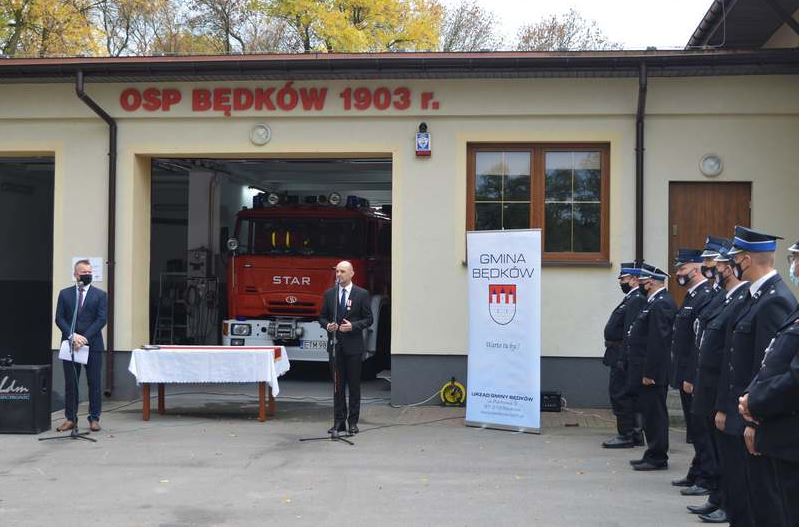 GMINA BĘDKÓW WZBOGACIŁA SIĘ O DWA WOZY STRAŻACKIE