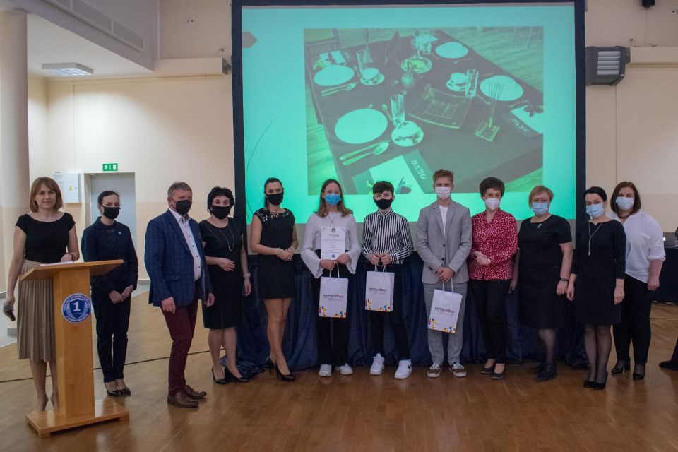 Na zdjęciu: organizatorzy i uczestnicy X edycji Powiatowego Konkursu „Savoir vivre – zasady dobrego wychowania” dla uczniów klas ósmych szkół powiatu tomaszowskiego, organizowanego przez Zespół Szkół Ponadpodstawowych nr 1 im. Tadeusza Kościuszki w Tomaszowie Mazowieckim