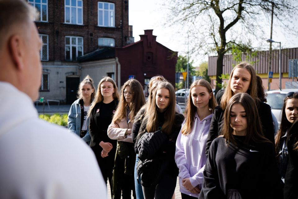 Na zdjęciu: młodzież II LO w Tomaszowie Mazowieckim podczas zwiedzania wystawy „Witold Pilecki – ochotnik do Auschwitz”, znajdującej się w Powiatowym Centrum Animacji Społecznej