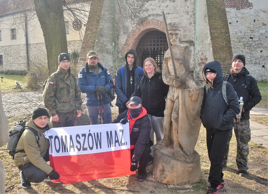 Zdjęcie z pieszego rajdu wokół Zalewu Sulejowskiego, zorganizowanego przez Szkolne Koło Turystyczno-Krajoznawcze w Zespole Szkół Ponadpodstawowych nr 8 przy ulicy Nadrzecznej, w 80. rocznicę utworzenia Armii Krajowej, który odbył się w poniedziałek, 14 lutego 2022 roku Zdjęcie z pieszego rajdu wokół Zalewu Sulejowskiego, zorganizowanego przez Szkolne Koło Turystyczno-Krajoznawcze w Zespole Szkół Ponadpodstawowych nr 8 przy ulicy Nadrzecznej, w 80. rocznicę utworzenia Armii Krajowej, który odbył się w poniedziałek, 14 lutego 2022 roku