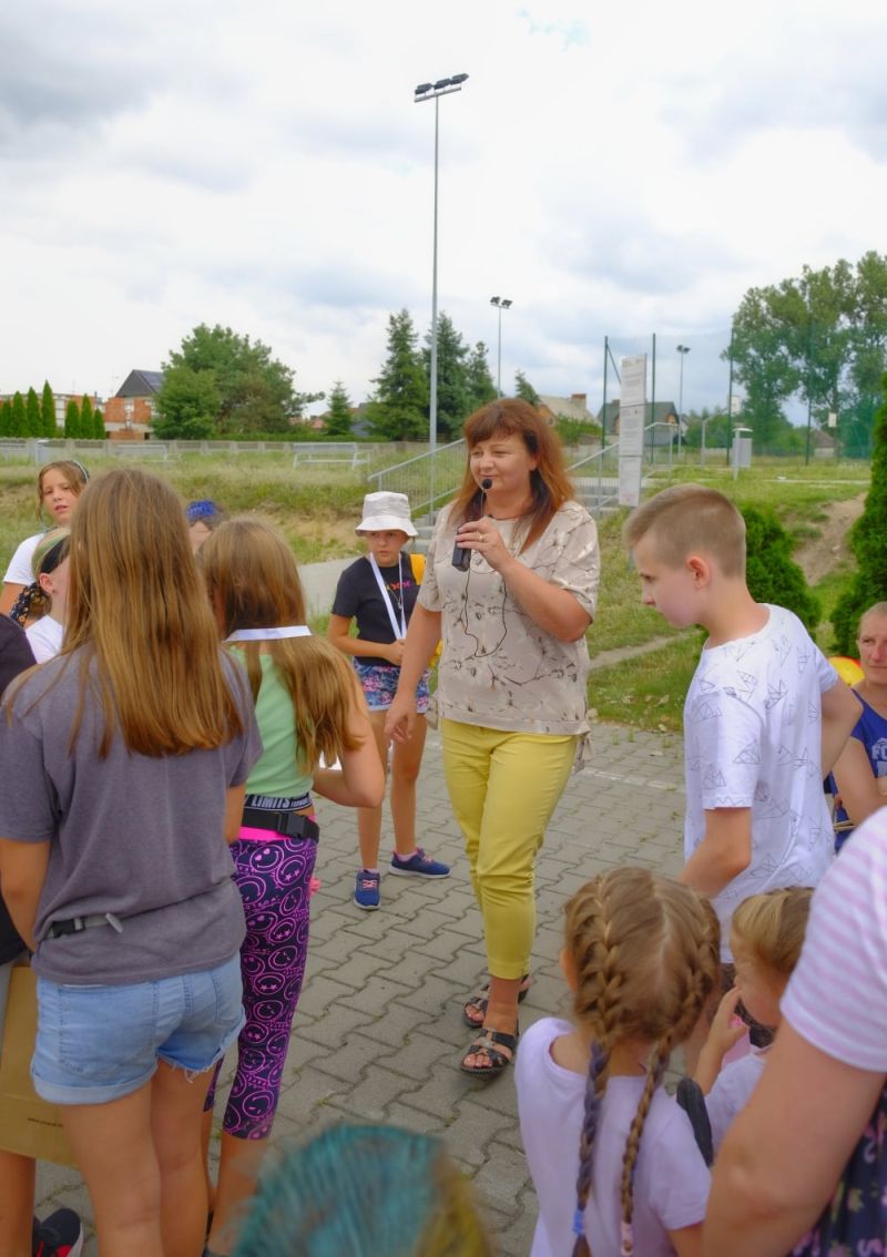 Na zdjęciu: zdjęcie z zabawy dla dzieci zorganizowanej 26 lipca 2021 roku na terenie Szkoły Podstawowej nr 7 w Tomaszowie Mazowieckim przez Powiatowe Centrum Animacji Społecznej  w ramach wydarzenia "PCAS na twoim podwórku"