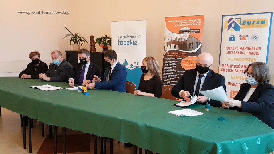 Na zdjęciu: od lewej: Elżbieta Łojszczyk – członek Zarządu Powiatu Tomaszowskiego, Mariusz Węgrzynowski – Starosta Powiatu Tomaszowskiego, Zbigniew Ziemba – Wicemarszałek Województwa Łódzkiego, Marek Kaźmierczyk – Wójt Gminy Rzeczyca, Ewa Wendrowska – radna Rady Sejmiku Województwa Łódzkiego, Janusz Ciesielski – radny Sejmiku Województwa Łódzkiego i Grażyna Frączak – skarbnik Gminy Rzeczyca podczas podpisania umowy na dofinansowanie budowy kanalizacji w ciągu ulic Ignacego Mościckiego i Tomaszowskiej w Rzeczycy oraz modernizacji Stacji Uzdatniania Wody w Grotowicach. Na zdjęciu: od lewej: Elżbieta Łojszczyk – członek Zarządu Powiatu Tomaszowskiego, Mariusz Węgrzynowski – Starosta Powiatu Tomaszowskiego, Zbigniew Ziemba – Wicemarszałek Województwa Łódzkiego, Marek Kaźmierczyk – Wójt Gminy Rzeczyca, Ewa Wendrowska – radna Rady Sejmiku Województwa Łódzkiego, Janusz Ciesielski – radny Sejmiku Województwa Łódzkiego i Grażyna Frączak – skarbnik Gminy Rzeczyca podczas podpisania umowy na dofinansowanie budowy kanalizacji w ciągu ulic Ignacego Mościckiego i Tomaszowskiej w Rzeczycy oraz modernizacji Stacji Uzdatniania Wody w Grotowicach.