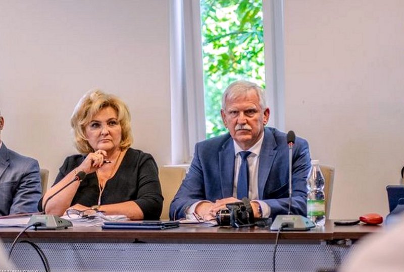 Na zdjęciu: Jolanta Ciach – skarbnik powiatu, odchodząca na emeryturę, Jerzy Kowalczyk – sekretarz powiatu tomaszowskiego ZMIANA NA STANOWISKU SKARBNIKA POWIATU