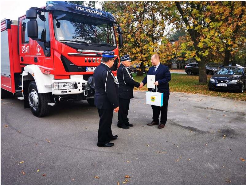 GMINA BĘDKÓW WZBOGACIŁA SIĘ O DWA WOZY STRAŻACKIE