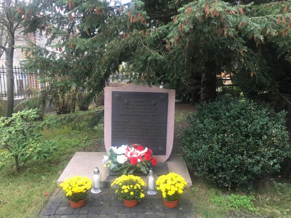 Powiatowe Centrum Animacji Społecznej złożyło kwiaty w miejscach pamięci w powiecie tomaszowskim