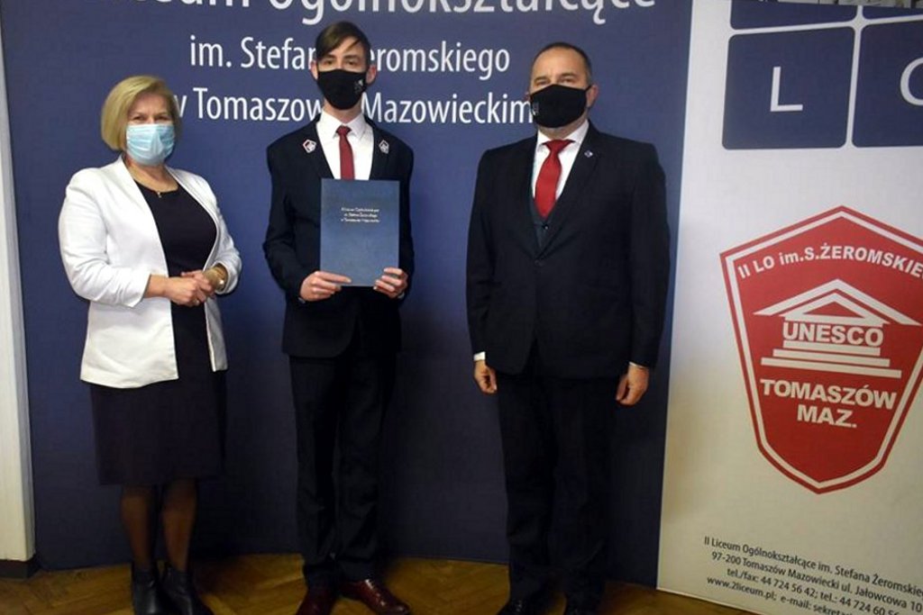Na zdjęciu: od prawej: Arkadiusz Broniarek – dyrektor II Liceum Ogólnokształcącego im. Stefana Żeromskiego w Tomaszowie Mazowieckim, uczeń II LO, laureat konkursu, Anna Rożej – wicedyrektor II LO podczas Dnia Patrona 2020 Święto Patrona II LO