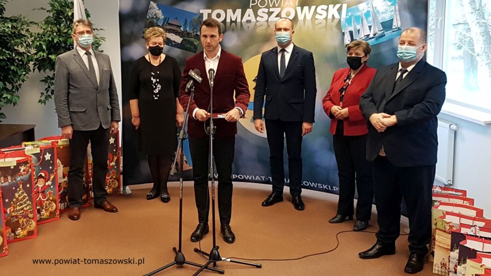 Powiatowy Mikołaj obdarował dzieci w szpitalu i domach dziecka