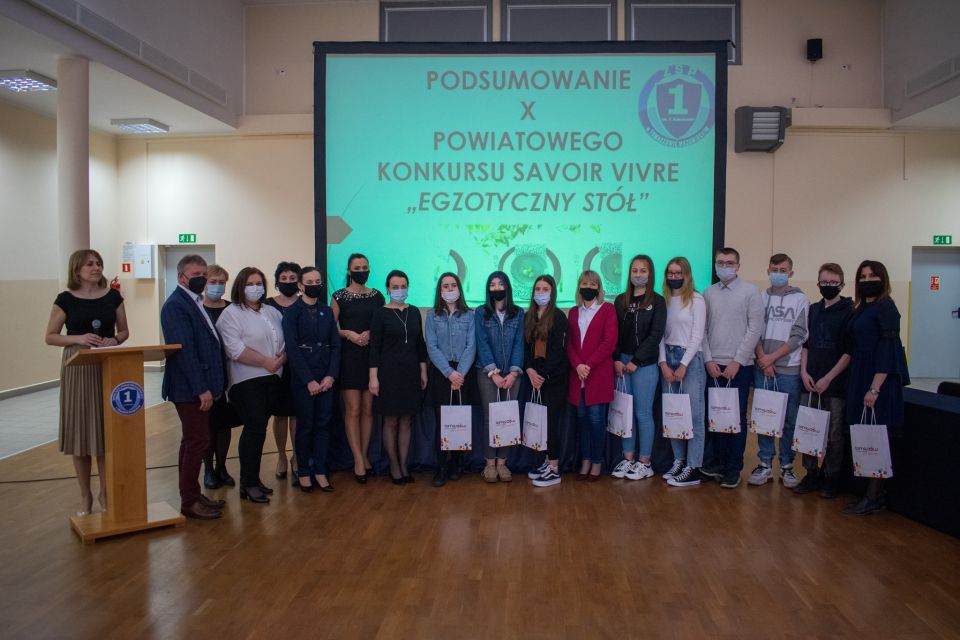 Na zdjęciu: organizatorzy i uczestnicy X edycji Powiatowego Konkursu „Savoir vivre – zasady dobrego wychowania” dla uczniów klas ósmych szkół powiatu tomaszowskiego, organizowanego przez Zespół Szkół Ponadpodstawowych nr 1 im. Tadeusza Kościuszki w Tomaszowie Mazowieckim