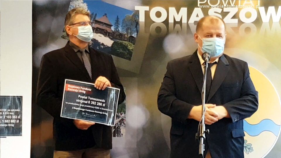Na zdjęciu: od lewej: Leszek Ogórek – Wicestarosta Powiatu Tomaszowskiego, Mariusz Węgrzynowski – Starosta Powiatu Tomaszowskiego, podczas konferencji prasowej, która odbyła się 23 kwietnia 2021 roku, w sali konferencyjnej Starostwa Powiatowego w Tomaszowie Mazowieckim, dotycząca pozyskanych środków finansowych w kwocie 8 064 968 złotych z rządowego Funduszu Rozwoju Dróg