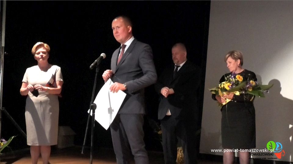 Na zdjęciu: zdjęcie z wernisażu wystawy prac nauczycieli, absolwentów i uczniów Liceum Sztuk Plastycznych przy Zespole Szkół Ponadpodstawowych nr 6 im. Stanisława Wyspiańskiego w Tomaszowie Mazowieckim z okazji jubileuszu dziesięciolecia Liceum
