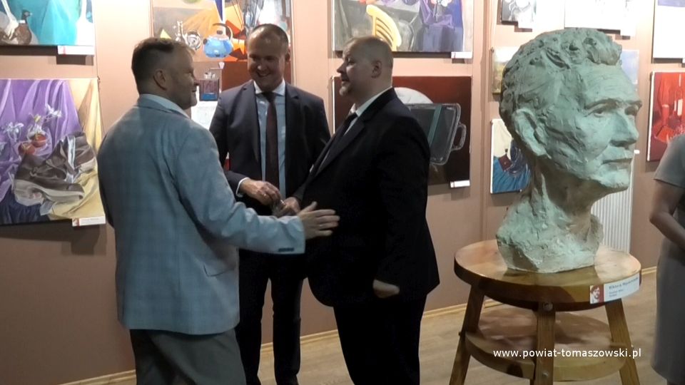 Na zdjęciu: zdjęcie z wernisażu wystawy prac nauczycieli, absolwentów i uczniów Liceum Sztuk Plastycznych przy Zespole Szkół Ponadpodstawowych nr 6 im. Stanisława Wyspiańskiego w Tomaszowie Mazowieckim z okazji jubileuszu dziesięciolecia Liceum