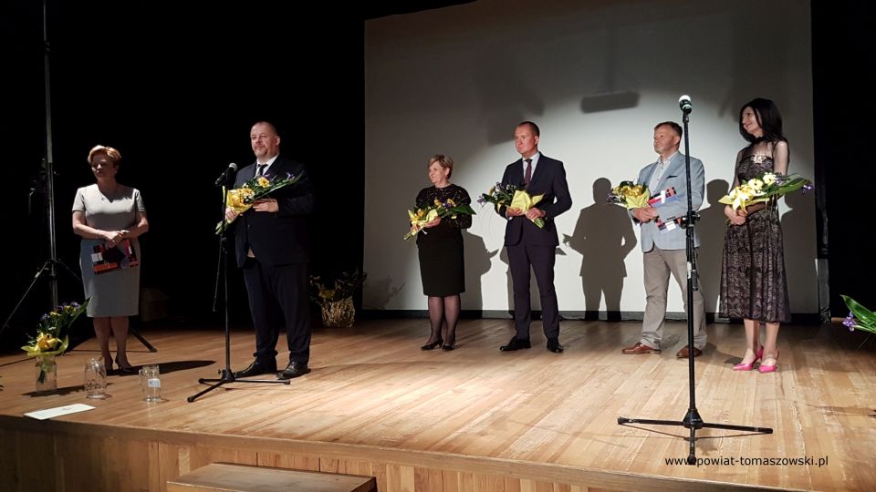 Na zdjęciu: zdjęcie z wernisażu wystawy prac nauczycieli, absolwentów i uczniów Liceum Sztuk Plastycznych przy Zespole Szkół Ponadpodstawowych nr 6 im. Stanisława Wyspiańskiego w Tomaszowie Mazowieckim z okazji jubileuszu dziesięciolecia Liceum