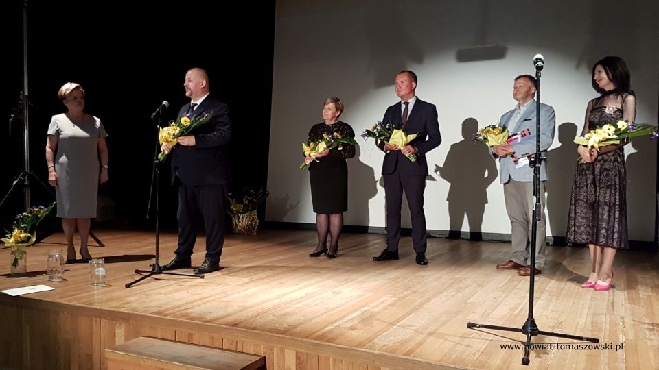 Na zdjęciu: zdjęcie z wernisażu wystawy prac nauczycieli, absolwentów i uczniów Liceum Sztuk Plastycznych przy Zespole Szkół Ponadpodstawowych nr 6 im. Stanisława Wyspiańskiego w Tomaszowie Mazowieckim z okazji jubileuszu dziesięciolecia Liceum