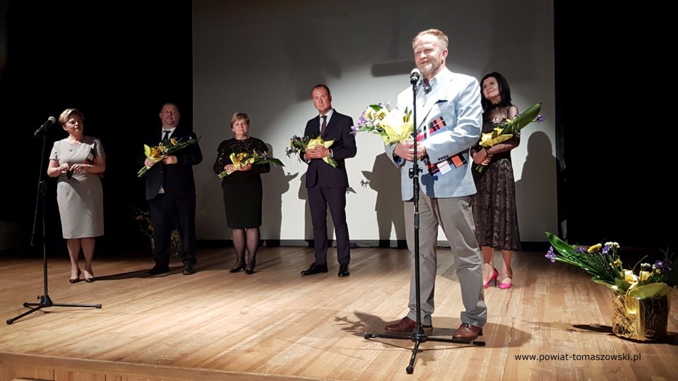Na zdjęciu: zdjęcie z wernisażu wystawy prac nauczycieli, absolwentów i uczniów Liceum Sztuk Plastycznych przy Zespole Szkół Ponadpodstawowych nr 6 im. Stanisława Wyspiańskiego w Tomaszowie Mazowieckim z okazji jubileuszu dziesięciolecia Liceum