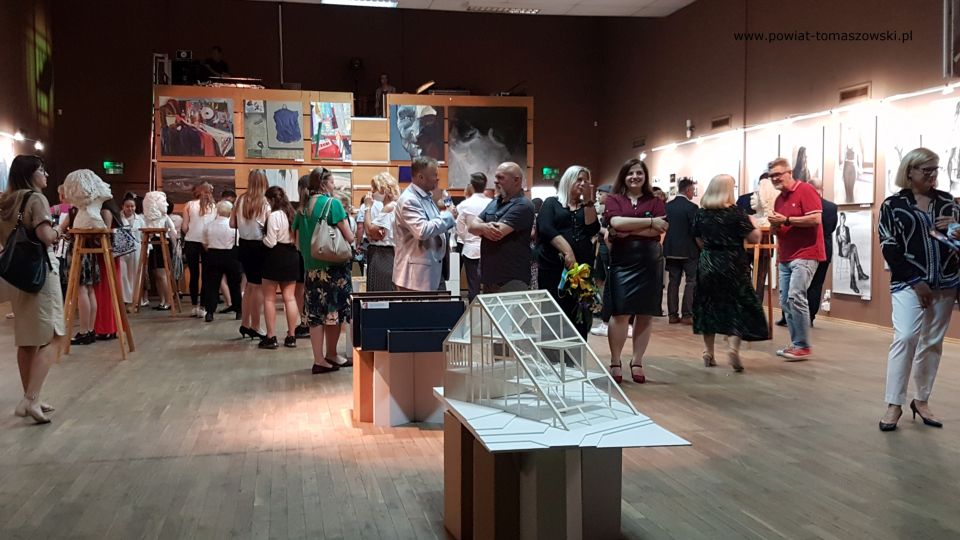 Na zdjęciu: zdjęcie z wernisażu wystawy prac nauczycieli, absolwentów i uczniów Liceum Sztuk Plastycznych przy Zespole Szkół Ponadpodstawowych nr 6 im. Stanisława Wyspiańskiego w Tomaszowie Mazowieckim z okazji jubileuszu dziesięciolecia Liceum