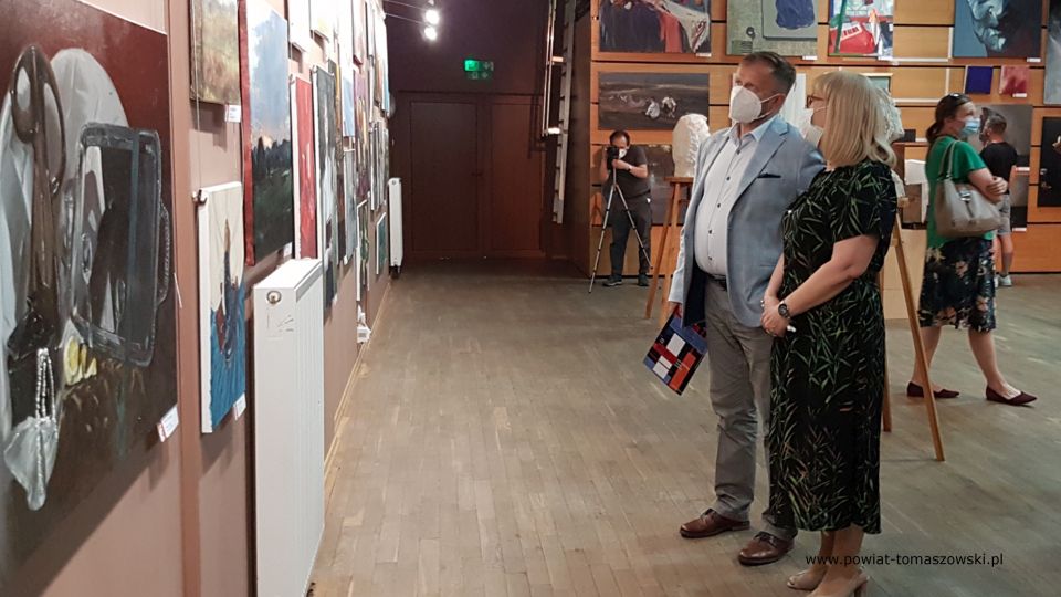 Na zdjęciu: zdjęcie z wernisażu wystawy prac nauczycieli, absolwentów i uczniów Liceum Sztuk Plastycznych przy Zespole Szkół Ponadpodstawowych nr 6 im. Stanisława Wyspiańskiego w Tomaszowie Mazowieckim z okazji jubileuszu dziesięciolecia Liceum