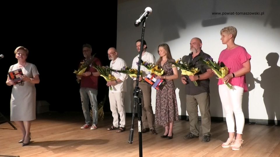 Na zdjęciu: zdjęcie z wernisażu wystawy prac nauczycieli, absolwentów i uczniów Liceum Sztuk Plastycznych przy Zespole Szkół Ponadpodstawowych nr 6 im. Stanisława Wyspiańskiego w Tomaszowie Mazowieckim z okazji jubileuszu dziesięciolecia Liceum