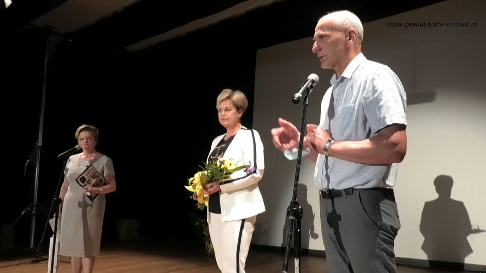 Na zdjęciu: zdjęcie z wernisażu wystawy prac nauczycieli, absolwentów i uczniów Liceum Sztuk Plastycznych przy Zespole Szkół Ponadpodstawowych nr 6 im. Stanisława Wyspiańskiego w Tomaszowie Mazowieckim z okazji jubileuszu dziesięciolecia Liceum