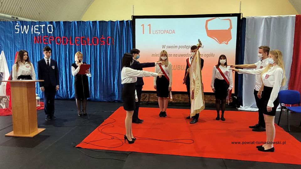Na zdjęciu: zdjęcie z obchodów Święta Niepodległości w Zespole Szkół Ponadpodstawowych nr  6 im. Stanisława Wyspiańskiego w Tomaszowie Mazowieckim, które odbyły się we wtorek, 10 listopada 2021 roku