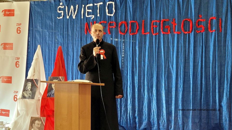 Na zdjęciu: zdjęcie z obchodów Święta Niepodległości w Zespole Szkół Ponadpodstawowych nr  6 im. Stanisława Wyspiańskiego w Tomaszowie Mazowieckim, które odbyły się we wtorek, 10 listopada 2021 roku