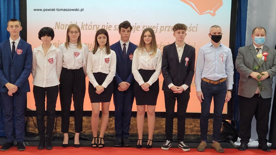 Na zdjęciu: zdjęcie z obchodów Święta Niepodległości w Zespole Szkół Ponadpodstawowych nr  6 im. Stanisława Wyspiańskiego w Tomaszowie Mazowieckim, które odbyły się we wtorek, 10 listopada 2021 roku
