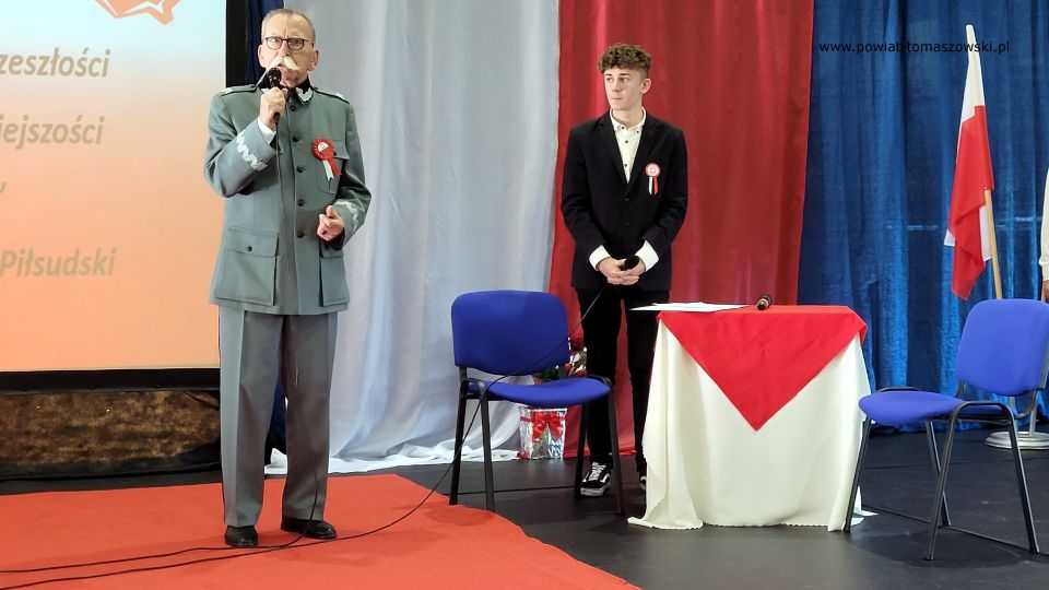 Na zdjęciu: zdjęcie z obchodów Święta Niepodległości w Zespole Szkół Ponadpodstawowych nr  6 im. Stanisława Wyspiańskiego w Tomaszowie Mazowieckim, które odbyły się we wtorek, 10 listopada 2021 roku