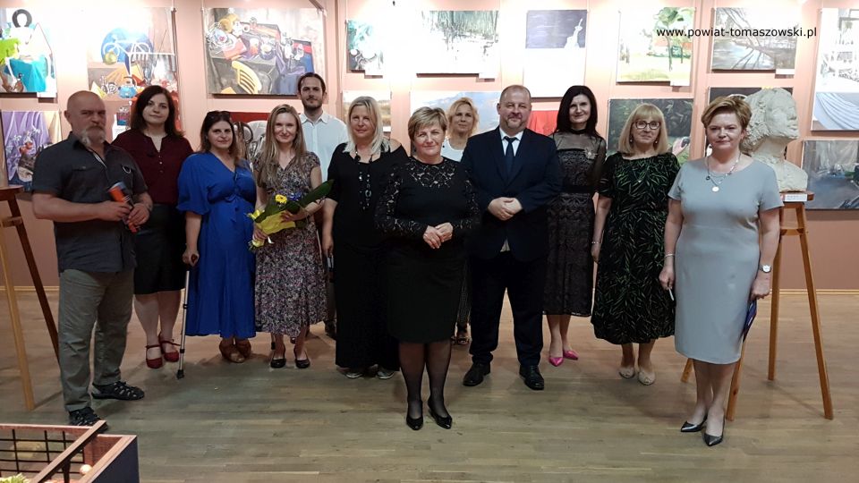 Na zdjęciu: zdjęcie z wernisażu wystawy prac nauczycieli, absolwentów i uczniów Liceum Sztuk Plastycznych przy Zespole Szkół Ponadpodstawowych nr 6 im. Stanisława Wyspiańskiego w Tomaszowie Mazowieckim z okazji jubileuszu dziesięciolecia Liceum