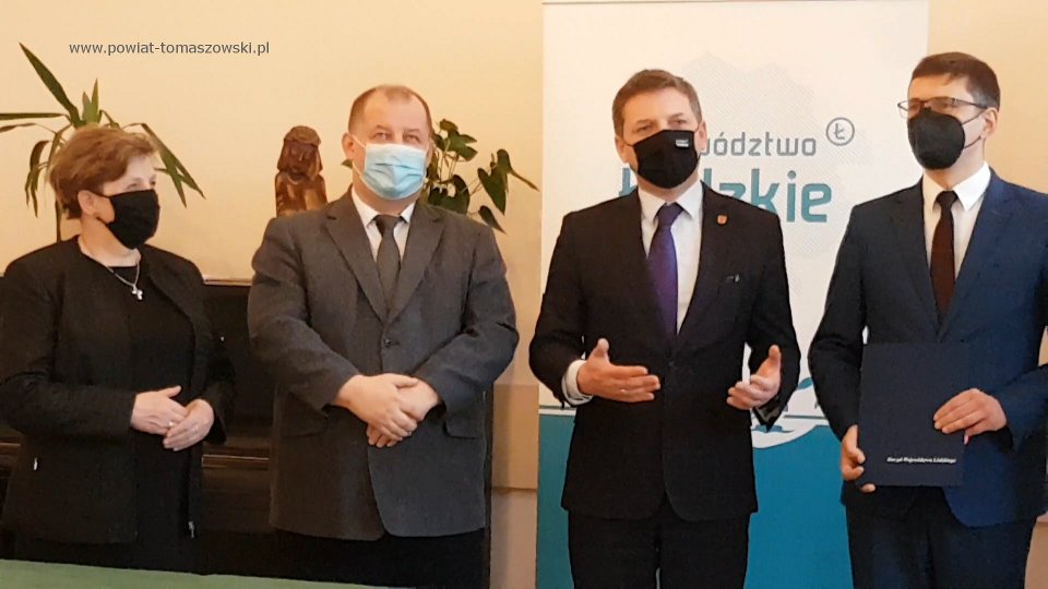 Na zdjęciu: od lewej: Elżbieta Łojszczyk – członek Zarządu Powiatu Tomaszowskiego, Mariusz Węgrzynowski – Starosta Powiatu Tomaszowskiego, Zbigniew Ziemba – Wicemarszałek Województwa Łódzkiego, Marek Kaźmierczyk – Wójt Gminy Rzeczyca, podczas podpisania umowy na dofinansowanie budowy kanalizacji w ciągu ulic Ignacego Mościckiego i Tomaszowskiej w Rzeczycy oraz modernizacji Stacji Uzdatniania Wody w Grotowicach. Na zdjęciu: od lewej: Elżbieta Łojszczyk – członek Zarządu Powiatu Tomaszowskiego, Mariusz Węgrzynowski – Starosta Powiatu Tomaszowskiego, Zbigniew Ziemba – Wicemarszałek Województwa Łódzkiego, Marek Kaźmierczyk – Wójt Gminy Rzeczyca, podczas podpisania umowy na dofinansowanie budowy kanalizacji w ciągu ulic Ignacego Mościckiego i Tomaszowskiej w Rzeczycy oraz modernizacji Stacji Uzdatniania Wody w Grotowicach.