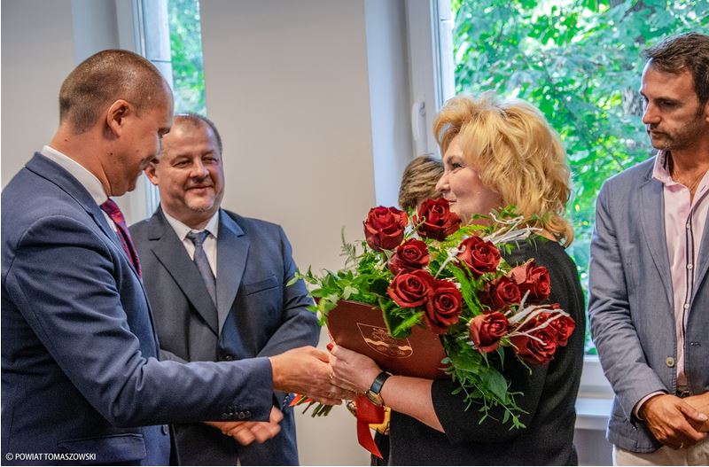 Na zdjęciu: Michał Czechowicz – członek Zarządu Powiatu, Mariusz Węgrzynowski – Starosta Powiatu Tomaszowskiego wręczają kwiaty Jolancie Ciach, odchodzącej na emeryturę skarbnik powiatu. Z prawej – Marek Kubiak – członek Zarządu Powiatu ZMIANA NA STANOWISKU SKARBNIKA POWIATU