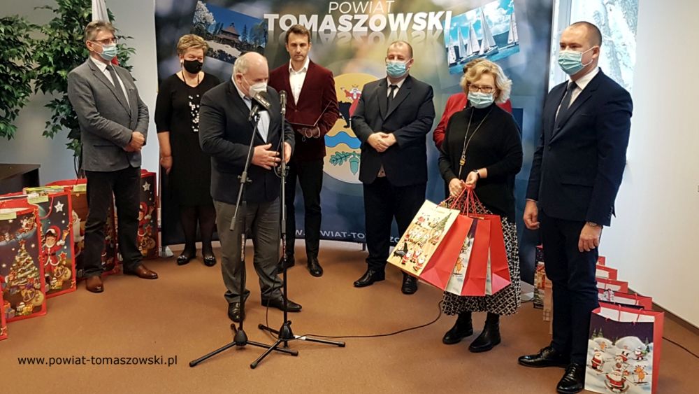 Powiatowy Mikołaj obdarował dzieci w szpitalu i domach dziecka