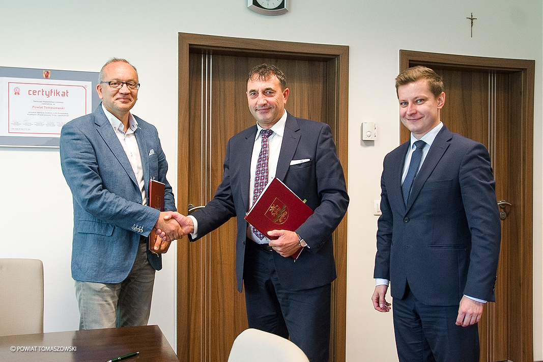 Podpisano uumowę pomiędzy Powiatem Tomaszowskim, a firmą JOKA BUDOWNICTWO SP. Z O.O.