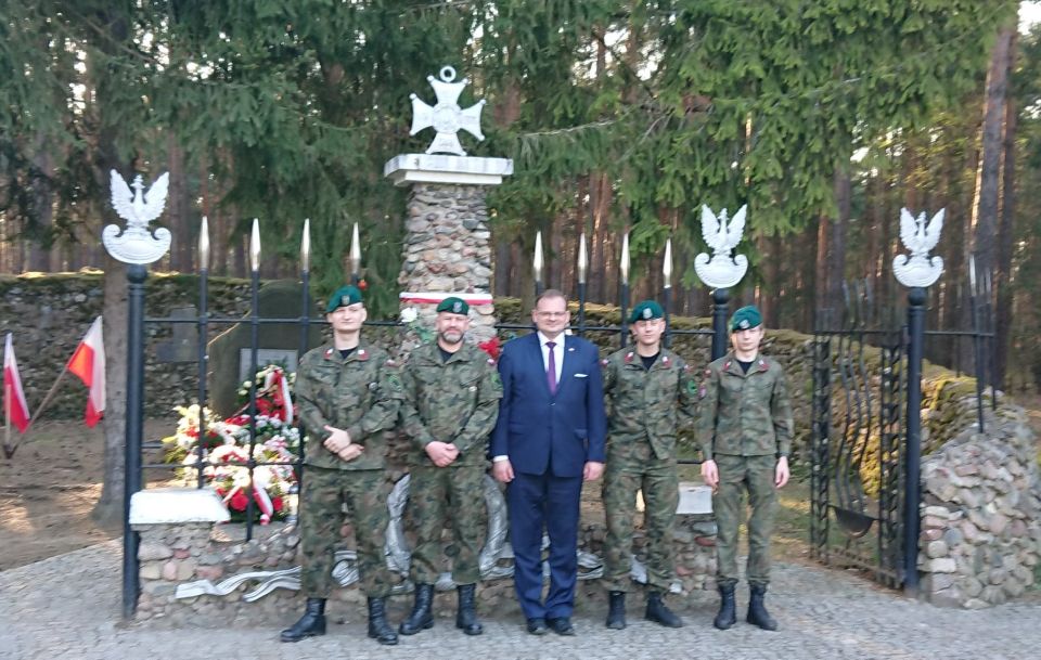 Na zdjęciu: tomaszowscy strzelcy na uroczystościach w Anielinie, poświęconych 81. rocznicy śmierci majora Henryka Dobrzańskiego „Hubala”