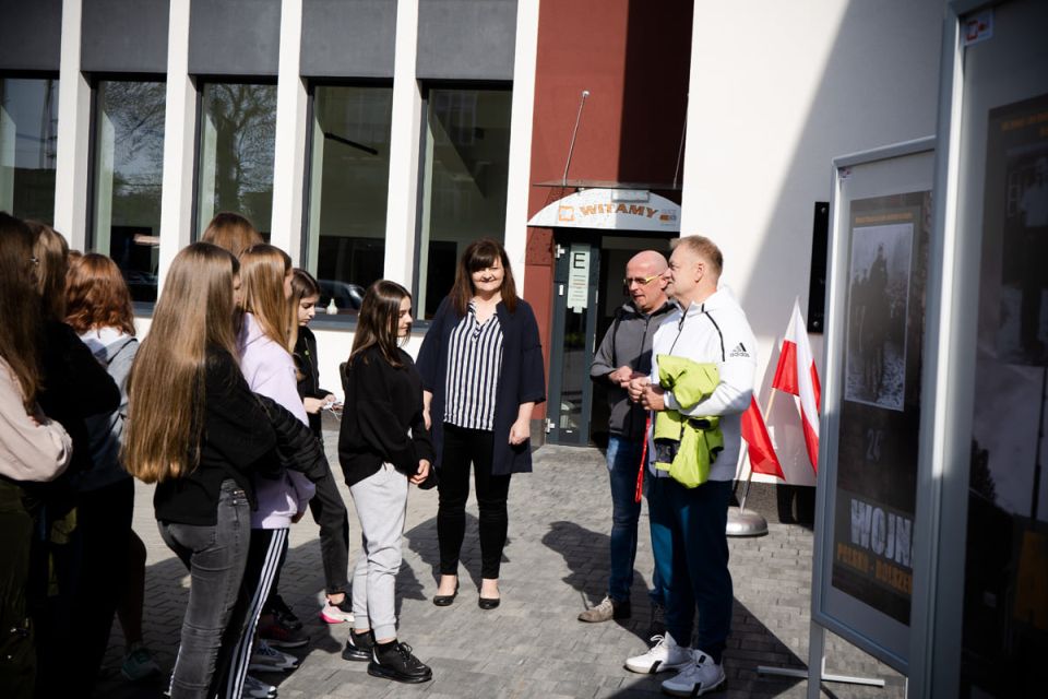 Na zdjęciu: młodzież II LO w Tomaszowie Mazowieckim podczas zwiedzania wystawy „Witold Pilecki – ochotnik do Auschwitz”, znajdującej się w Powiatowym Centrum Animacji Społecznej Na zdjęciu: młodzież II LO w Tomaszowie Mazowieckim podczas zwiedzania wystawy „Witold Pilecki – ochotnik do Auschwitz”, znajdującej się w Powiatowym Centrum Animacji Społecznej