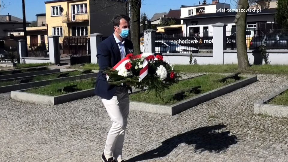 Na zdjęciu: Marek Kubiak – członek Zarządu Powiatu Tomaszowskiego, składa w imieniu Zarządu kwiaty pod pomnikiem „Polegli na polu chwały 1939-1945” na Cmentarzu Wojennym w Tomaszowie Mazowieckim, w 76. rocznicę zakończenia II wojny światowej, 8 maja 2021 roku 