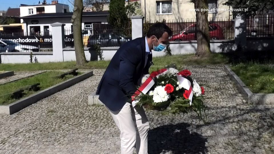 Na zdjęciu: Marek Kubiak – członek Zarządu Powiatu Tomaszowskiego, składa w imieniu Zarządu kwiaty pod pomnikiem „Polegli na polu chwały 1939-1945” na Cmentarzu Wojennym w Tomaszowie Mazowieckim, w 76. rocznicę zakończenia II wojny światowej, 8 maja 2021 roku 