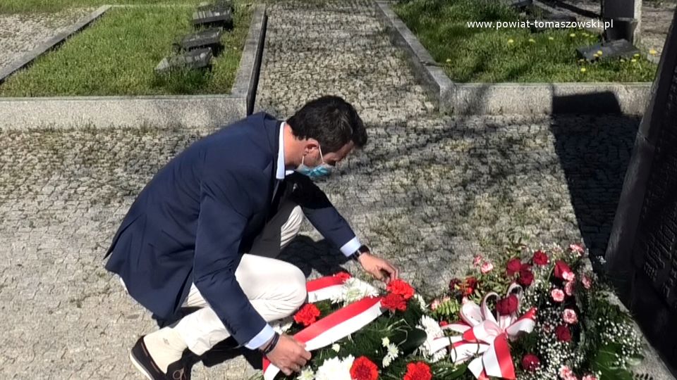Na zdjęciu: Marek Kubiak – członek Zarządu Powiatu Tomaszowskiego, składa w imieniu Zarządu kwiaty pod pomnikiem „Polegli na polu chwały 1939-1945” na Cmentarzu Wojennym w Tomaszowie Mazowieckim, w 76. rocznicę zakończenia II wojny światowej, 8 maja 2021 roku 