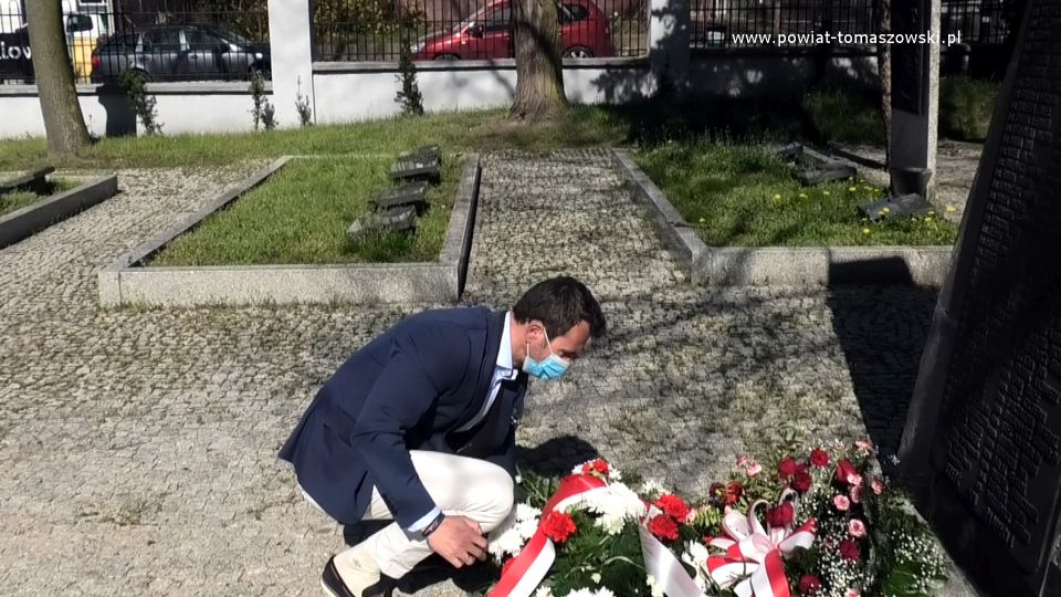 Na zdjęciu: Marek Kubiak – członek Zarządu Powiatu Tomaszowskiego, składa w imieniu Zarządu kwiaty pod pomnikiem „Polegli na polu chwały 1939-1945” na Cmentarzu Wojennym w Tomaszowie Mazowieckim, w 76. rocznicę zakończenia II wojny światowej, 8 maja 2021 roku 