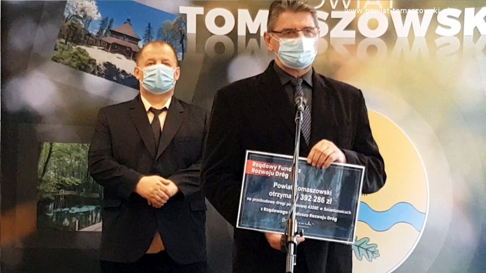Na zdjęciu: od lewej: Mariusz Węgrzynowski – Starosta Powiatu Tomaszowskiego, Leszek Ogórek – Wicestarosta Powiatu Tomaszowskiego, podczas konferencji prasowej, która odbyła się 23 kwietnia 2021 roku, w sali konferencyjnej Starostwa Powiatowego w Tomaszowie Mazowieckim, dotycząca pozyskanych środków finansowych w kwocie 8 064 968 złotych z rządowego Funduszu Rozwoju Dróg