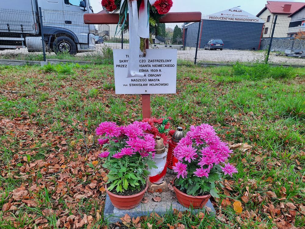 Powiatowe Centrum Animacji Społecznej złożyło kwiaty w miejscach pamięci w powiecie tomaszowskim