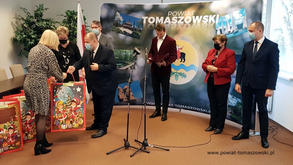 Powiatowy Mikołaj obdarował dzieci w szpitalu i domach dziecka