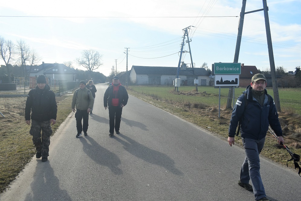 Zdjęcie z pieszego rajdu wokół Zalewu Sulejowskiego, zorganizowanego przez Szkolne Koło Turystyczno-Krajoznawcze w Zespole Szkół Ponadpodstawowych nr 8 przy ulicy Nadrzecznej, w 80. rocznicę utworzenia Armii Krajowej, który odbył się w poniedziałek, 14 lutego 2022 roku Zdjęcie z pieszego rajdu wokół Zalewu Sulejowskiego, zorganizowanego przez Szkolne Koło Turystyczno-Krajoznawcze w Zespole Szkół Ponadpodstawowych nr 8 przy ulicy Nadrzecznej, w 80. rocznicę utworzenia Armii Krajowej, który odbył się w poniedziałek, 14 lutego 2022 roku