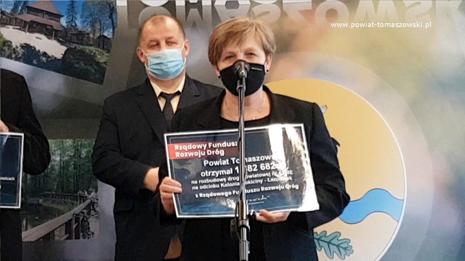 Na zdjęciu: od lewej: Mariusz Węgrzynowski – Starosta Powiatu Tomaszowskiego, Elżbieta Łojszczyk – członek Zarządu Powiatu Tomaszowskiego, podczas konferencji prasowej, która odbyła się 23 kwietnia 2021 roku, w sali konferencyjnej Starostwa Powiatowego w Tomaszowie Mazowieckim, dotycząca pozyskanych środków finansowych w kwocie 8 064 968 złotych z rządowego Funduszu Rozwoju Dróg